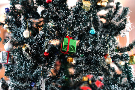 装饰在圣诞树上的礼品盒