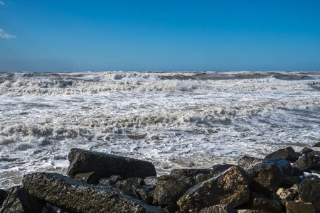 狂风暴雨的巨浪在海岸附近破浪