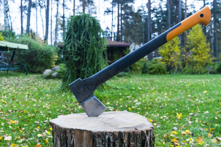 斧头在树桩。斧头准备切割木材。木工工具。伐木工斧子砍伐木材木头。旅行探险野营装备户外用品