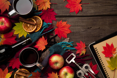 秋天的落叶，两杯葡萄酒，红苹果与格子对旧的老式木制背景