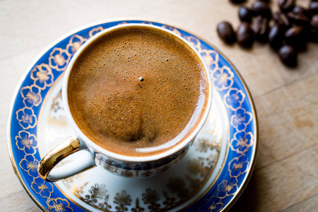 传统土耳其咖啡与豆