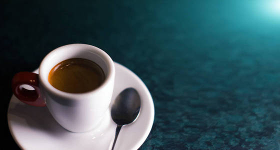 一杯咖啡是在深色背景上的美式咖啡