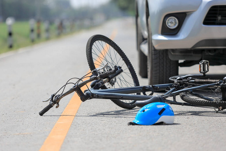脚踏车的道路事故车毁人亡