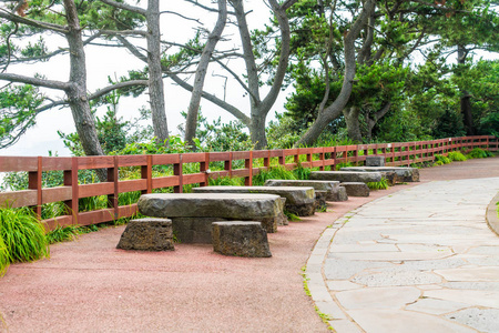 空板凳在公园 atjungmun Daepo 海岸 Jusangjeolli 悬崖，流行性乙型脑炎