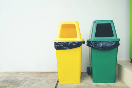 黄色和绿色塑料垃圾回收站的地板和白衣
