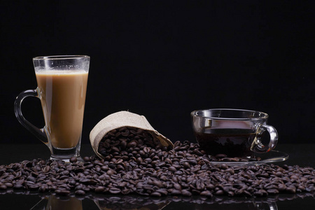 一杯咖啡的咖啡豆在黑色的背景