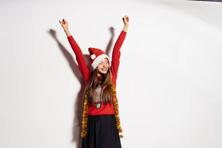新年假期，圣诞老人的帽子，新的一年的心情，圣诞节，节日件漂亮的毛衣，快乐的女孩