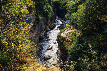 山区河流峡谷，流动水蒸汽之间自然景观