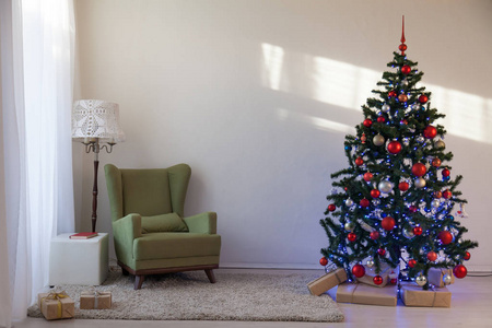 在元旦前夕的白色房间圣诞树图片