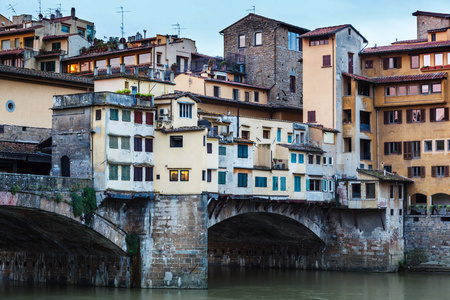 在意大利佛罗伦萨的Arno河上的PoneVecchio。 美丽的意大利文艺复兴建筑