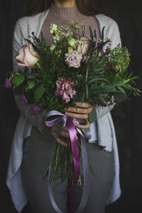 乡村风格在女人手中的美丽花束