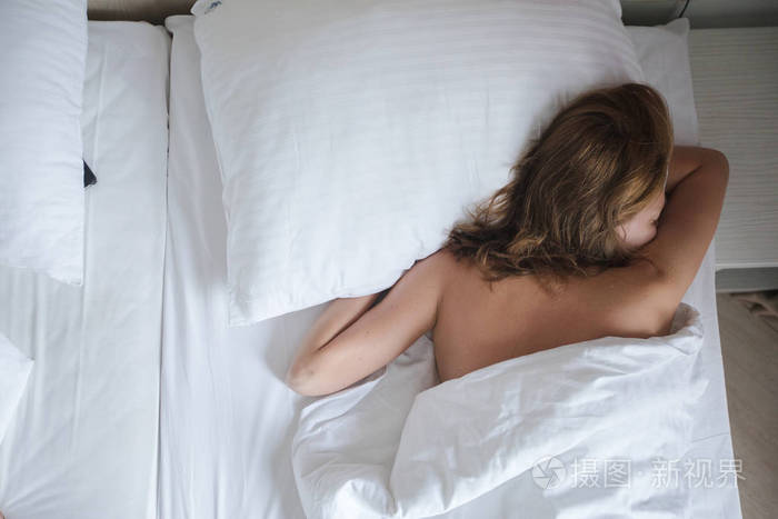 睡觉的女人在床上背视图
