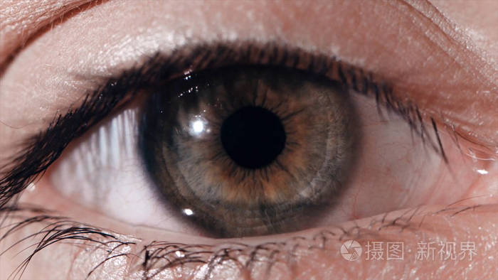 眼睛瞳孔对光反应人类眼睛的微距拍摄时闪光灯苹果的眼反应