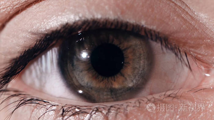 眼睛瞳孔对光反应人类眼睛的微距拍摄时闪光灯苹果的眼反应