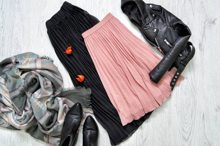 黑色和粉红色的裙子 外套 围巾和靴子。时尚概念