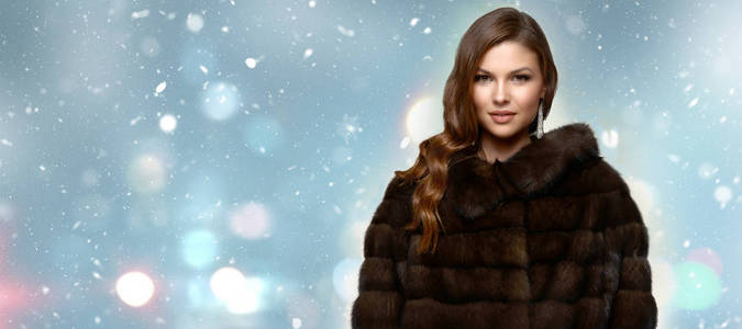 美丽女孩时尚模型在貂皮大衣。美丽的女人，在豪华的棕色的皮毛夹克。冬季时尚
