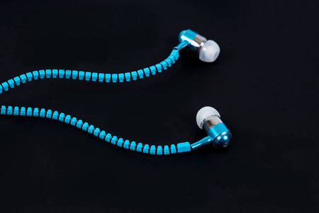 蓝耳机和电缆线像拉链