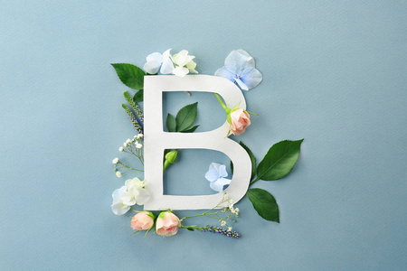组成与字母 B 和美丽的花朵