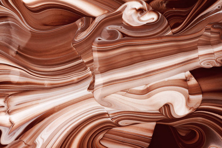 抽象的背景下，热的快溶化的巧克力和牛奶