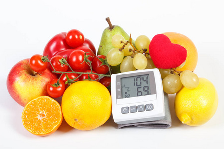 血压计和水果与蔬菜，保健的概念