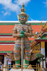 绿巨人在泰国在蔚蓝的天空图片