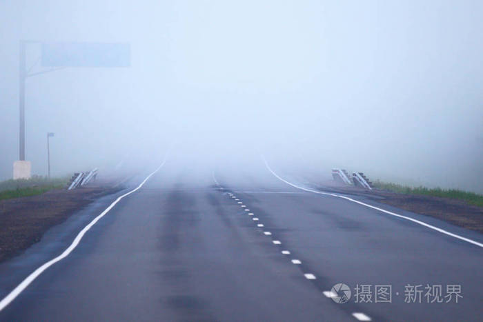 开阔的道路在高速公路上的雾