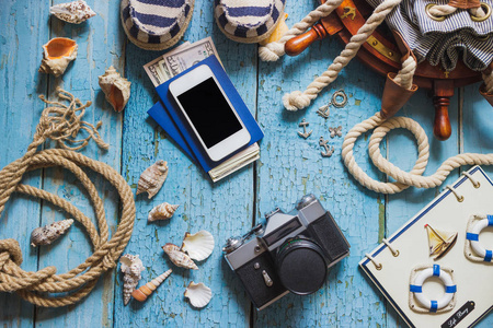 相机 手机和海事装饰的木制的背景