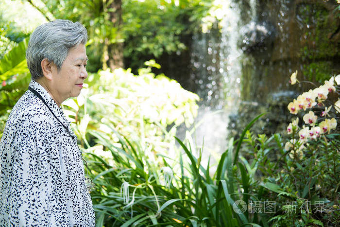 在花园里休息的老妇人公园里的老年女性放松