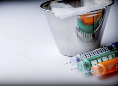 胰岛素注射针或供糖尿病患者隔离在白色背景上使用笔