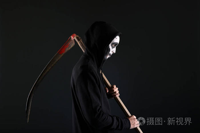 用一把大镰刀的死神