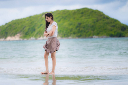 亚洲美女在泰国海滩上度假