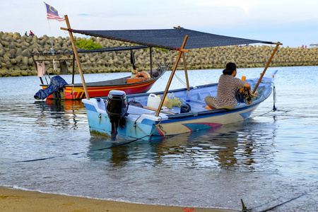 传统的渔夫的船停泊在美丽的大海视图和桑迪海滩下阳光灿烂的日子