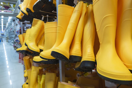 黄色橡胶靴显示出售