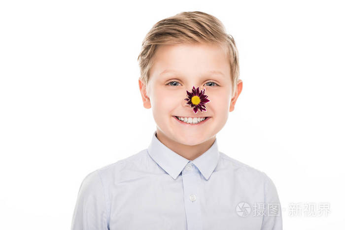 鼻子上花的男孩