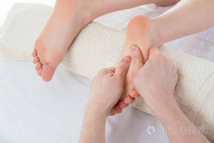 在理疗诊所在女人足按摩