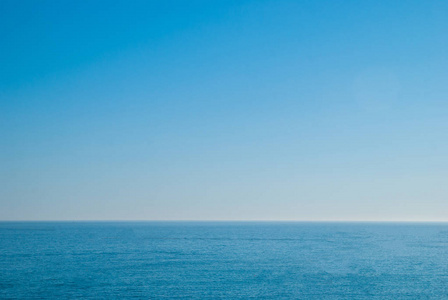 完美清澈的蓝天和大西洋的水