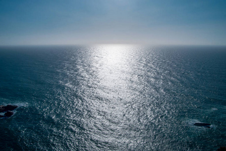 完美清澈的蓝天和大西洋的水