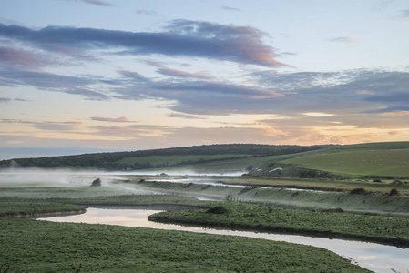 美丽的朝霞景观在英国乡村与河 slo