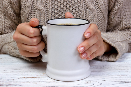 女人的手里拿着杯咖啡，顶视图