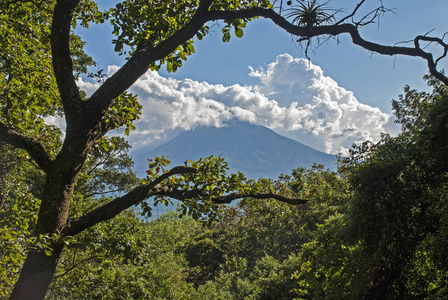 热带风景与火山