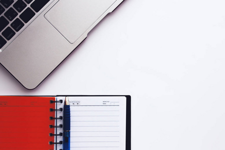打开的笔记本和笔在白表与副本空间技术和业务概念电脑笔记本