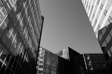 摩天大楼在巴黎商务区拉德芳斯。城市景观与玻璃幕墙的现代建筑，在阳光明媚的一天。城市建筑，城市生活。经济 金融活动的概念。黑色和