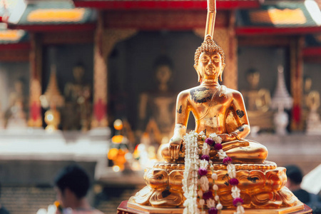 美丽的金佛雕像在笏帕 Hariphunchai 受欢迎的寺庙旅游地点在喃泰国