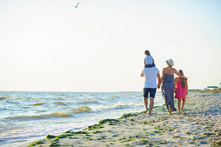 一家人沿着海边散步