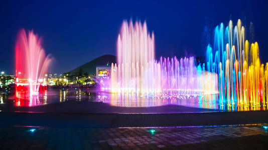 模糊的喷泉表演与照明在釜山 Dadaepo