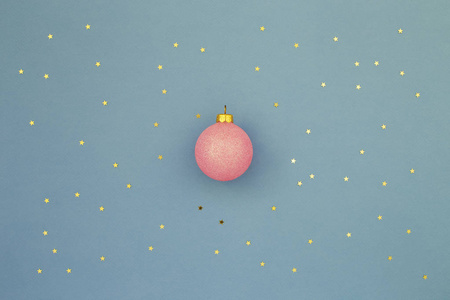 在蓝色背景上的粉红色圣诞球。