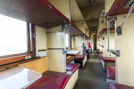 老式火车内部与睡汽车安全座椅