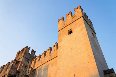 斯卡里格城堡在西尔米奥，意大利在日落