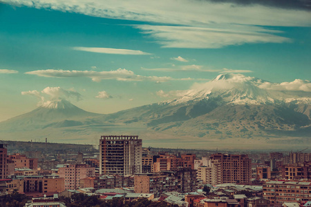 令人印象深刻的芒拉腊山背景。埃里温的城市景观。前往亚美尼亚。旅游产业。多云的天空。亚美尼亚建筑。城市之旅。城市景观。观光理念。复