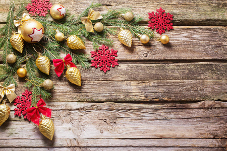 木制的背景上的红色和金色圣诞装饰
